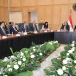 تنسيق حكومي مع مصنعي الغزل والنسيج والملابس الجاهزة لتعميق التصنيع المحلي